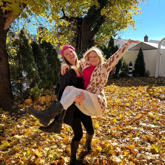 Iβm Bethany I would love for you to stop by my closet ππππ - Picture 4 of 7